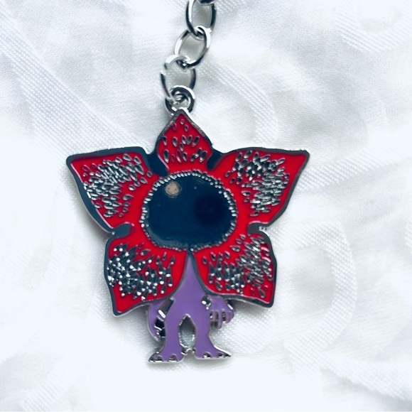 Stranger Things - Lot of 2 NEW - Demogorgon Keychain & Demogorgon Hawkins Pin - Picture 5 of 11